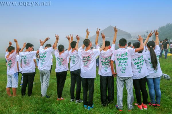 无疯狂不青春 千名准大学生仙女山砸西瓜减压