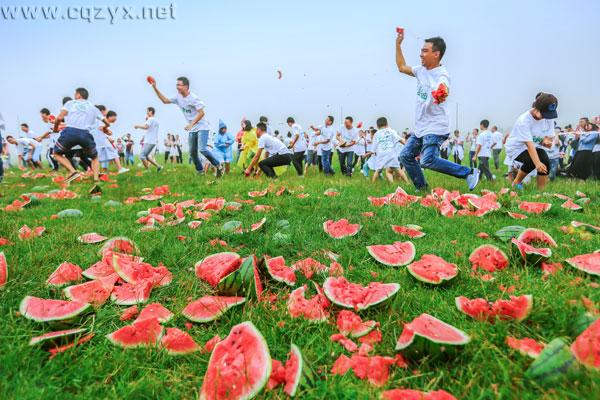 无疯狂不青春 千名准大学生仙女山砸西瓜减压