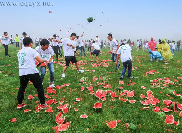 无疯狂不青春 千名准大学生仙女山砸西瓜减压