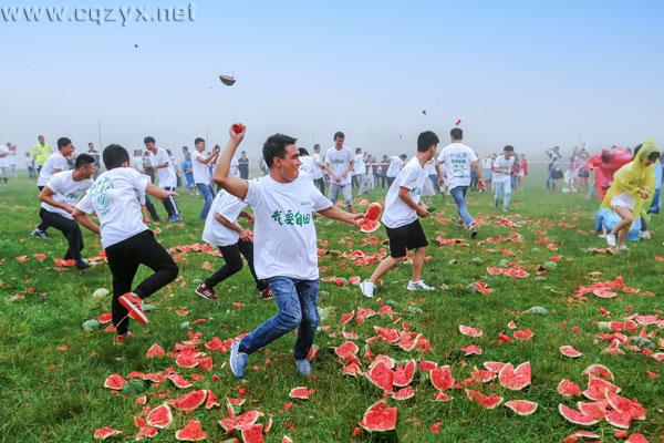 无疯狂不青春 千名准大学生仙女山砸西瓜减压
