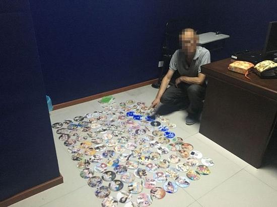 四川一男子带百张黄碟坐火车被行拘 称是宝贝去哪儿都带