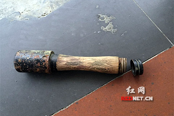 好大胆 湖南农民捡手榴弹回家擂辣椒