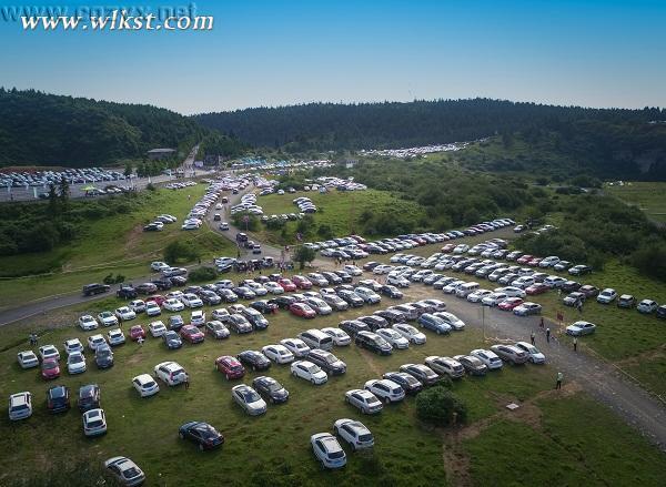 航拍仙女山音乐节壮观停车画面,车多如麻。.jpg