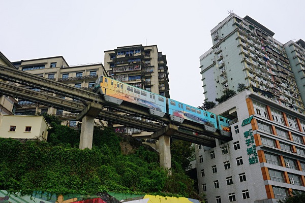 李子坝轻轨穿楼.jpg 李子坝轻轨穿楼.jpg